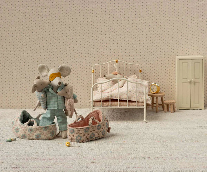 Baby Mouse in Carry Cot - ألعاب الأطفال