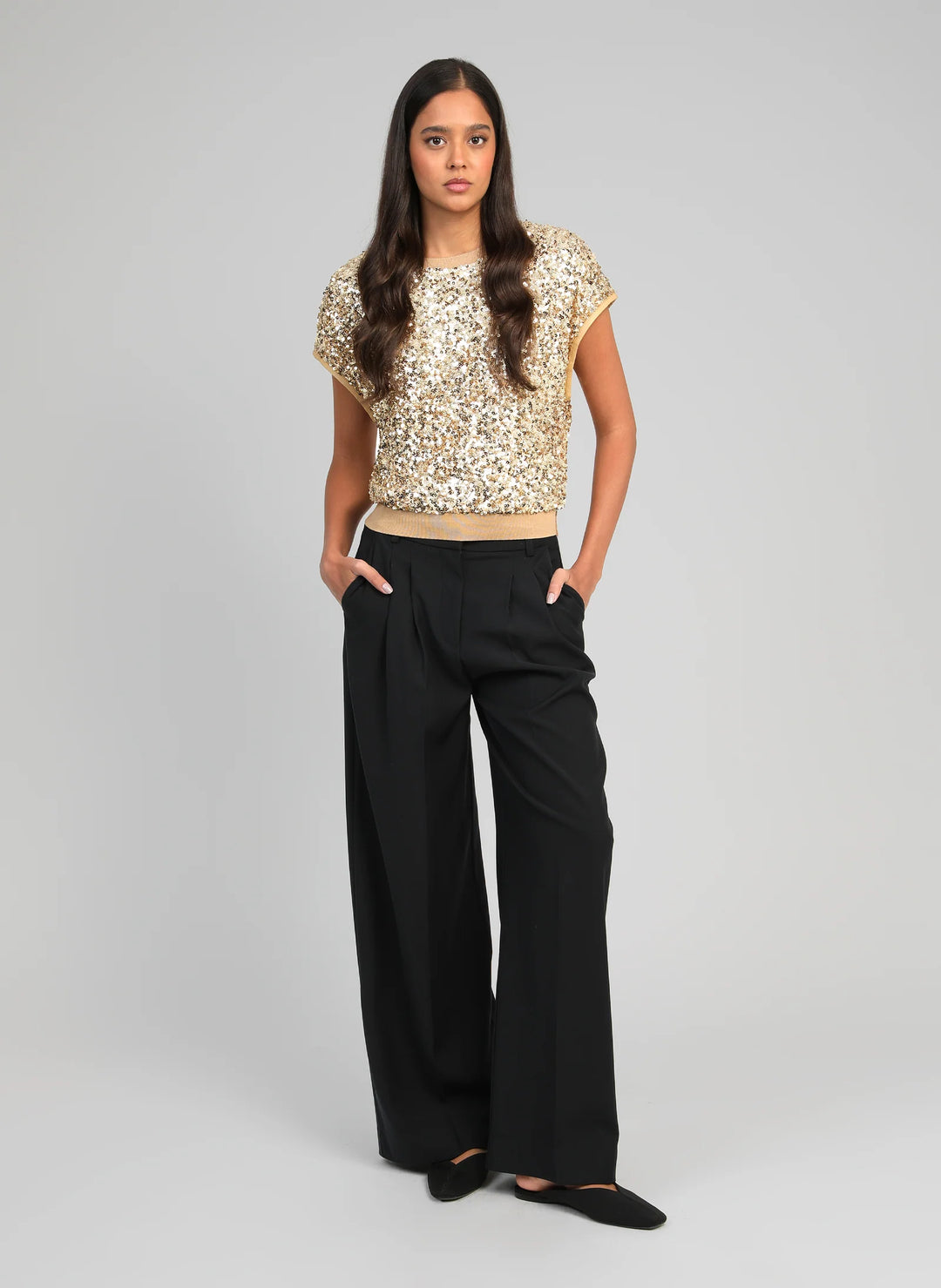 An’ge Avizta gold sequin sweatshirt for women with round neckline and relaxed fit