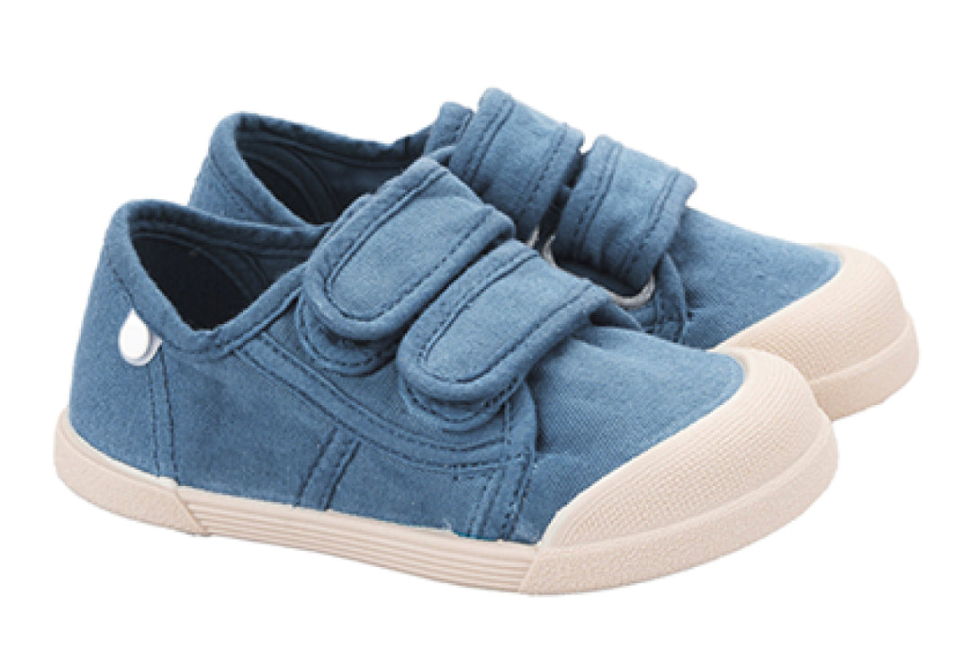 Igor kids blue canvas sneakers with double Velcro straps, beige rubber toe caps and flexible soles.