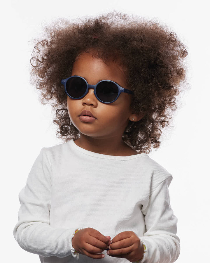IZIPIZI Baby #D Denim Blue polarized sunglasses for toddlers aged 0–3 with matte blue frame and grey lenses