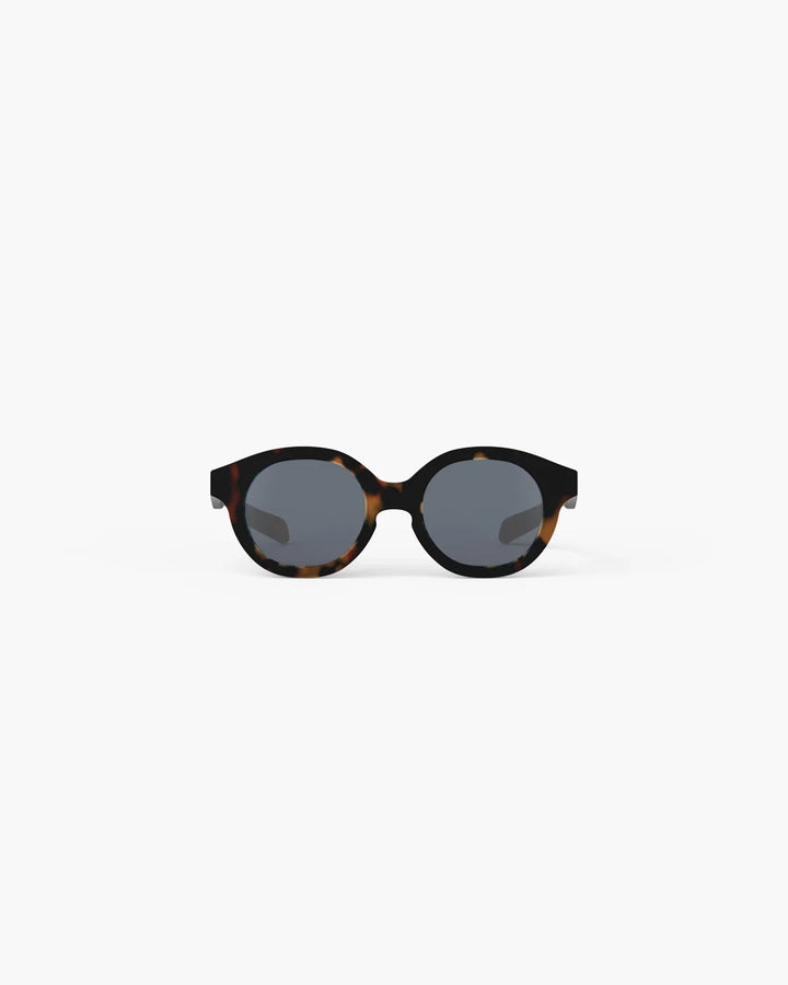 IZIPIZI Baby #C Tortoise polarized sunglasses for children aged 0–3 with warm brown tortoiseshell frame and grey lenses