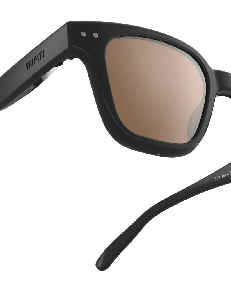 Kids sunglasses for ages 5 to 10 with black frame by Izipizi