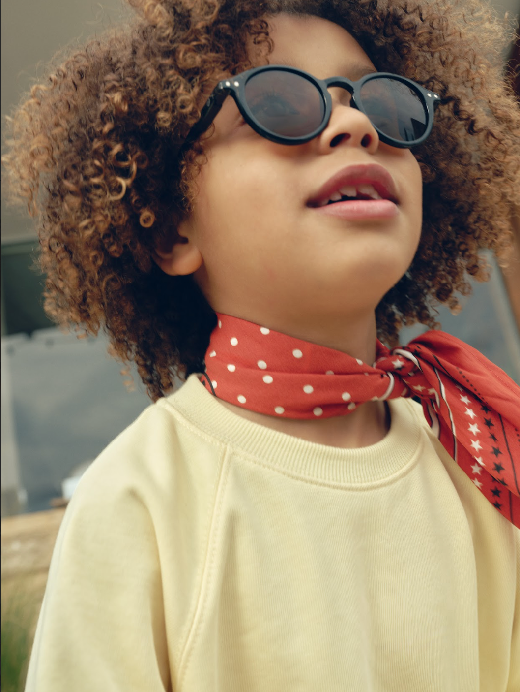 Izipizi Sun Junior sunglasses shape D in Black Road with round frame