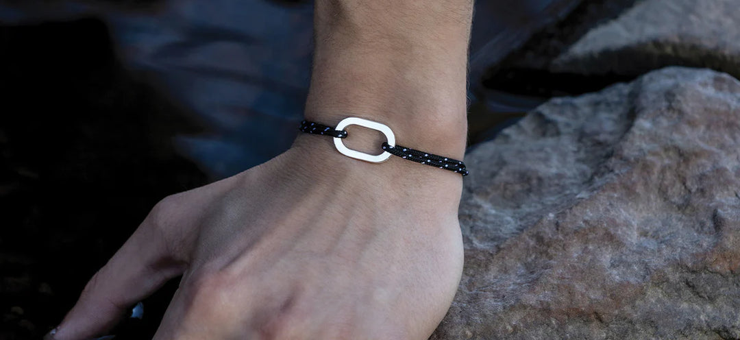 Le Vent à la Française Darse bracelet with a cord and silver buckle
