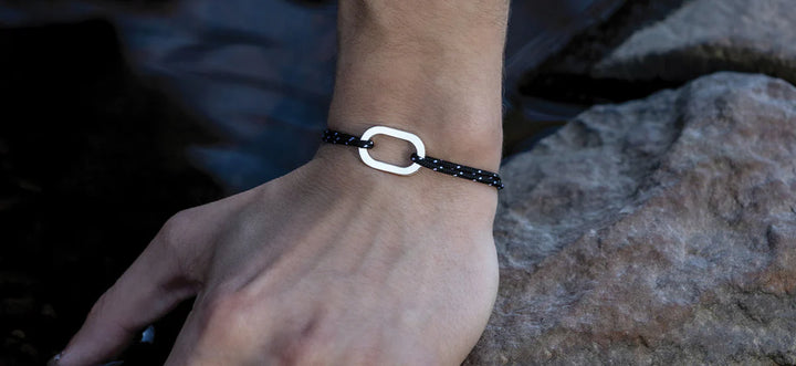Le Vent à la Française Darse bracelet with a cord and silver buckle
