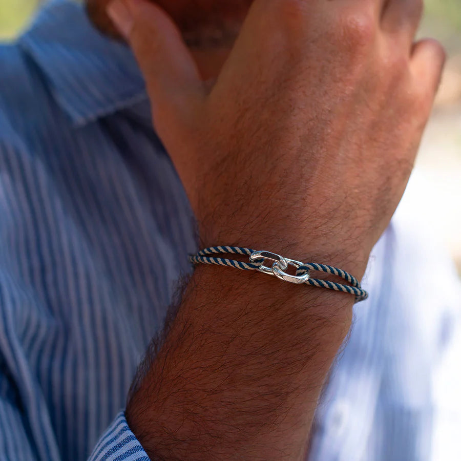 Le Vent à la Française Darse bracelet with a cord and silver buckle
