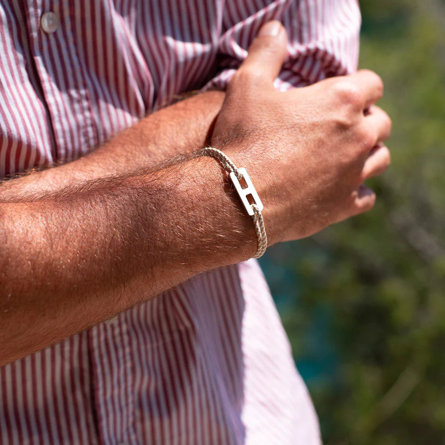 Le Vent à la Française Véora bracelet with beige and white cord and silver buckle
