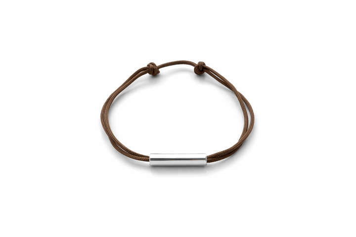 Le Vent à la Française Axe bracelet with minimalist metal bar and colored cord
