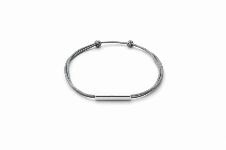 Le Vent à la Française Axe bracelet with minimalist metal bar and colored cord
