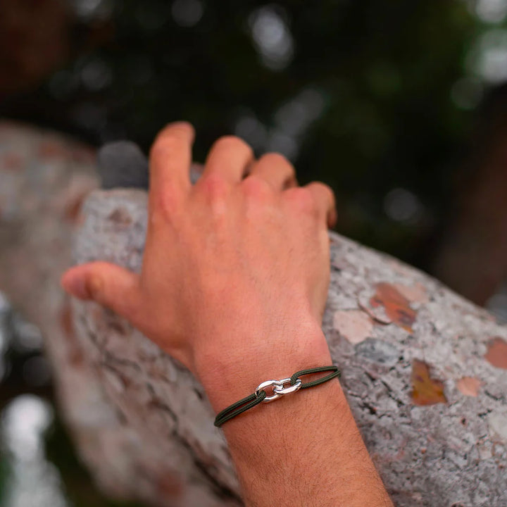 Le Vent à la Française Darse bracelet with a cord and silver buckle
