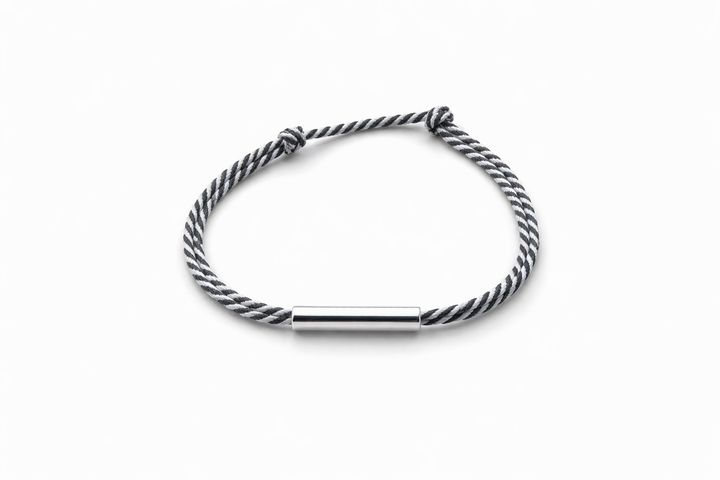 Le Vent à la Française Axe bracelet with minimalist metal bar and colored cord
