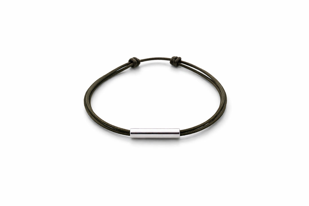 Le Vent à la Française Axe bracelet with minimalist metal bar and colored cord
