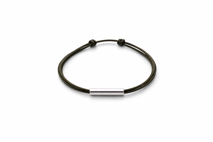 Le Vent à la Française Axe bracelet with minimalist metal bar and colored cord
