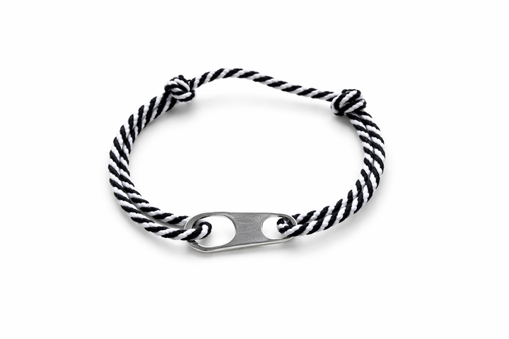 Le Vent à la Française Lien bracelet with metal link and colored cord
