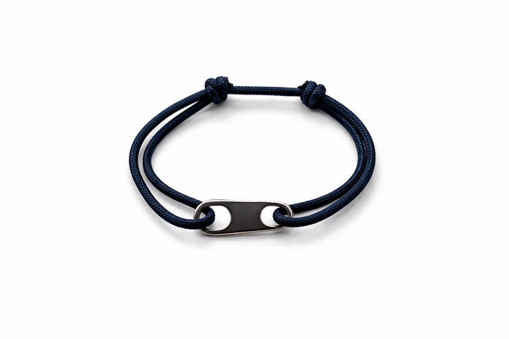 Le Vent à la Française Lien bracelet with metal link and colored cord
