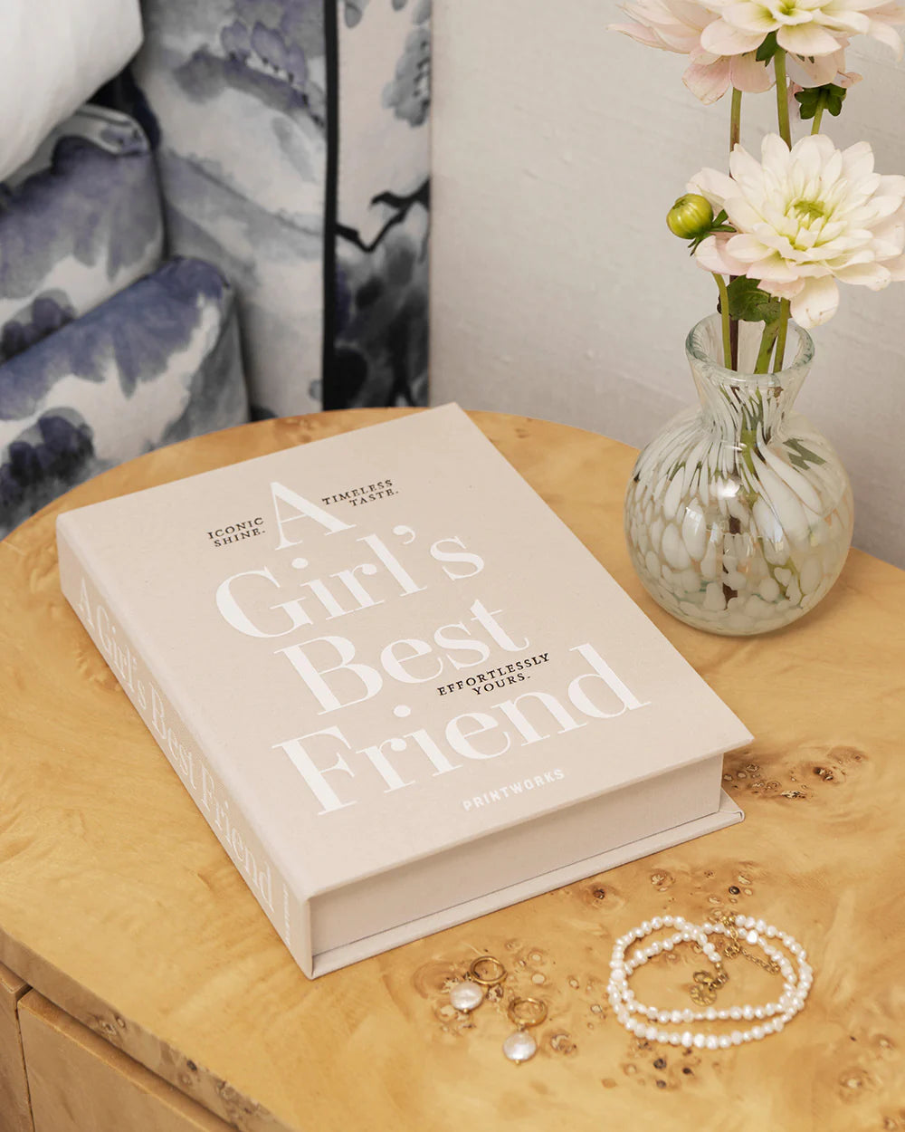 Beige jewellery box with book-inspired design, ring compartments and elegant storage for jewellery and keepsakes