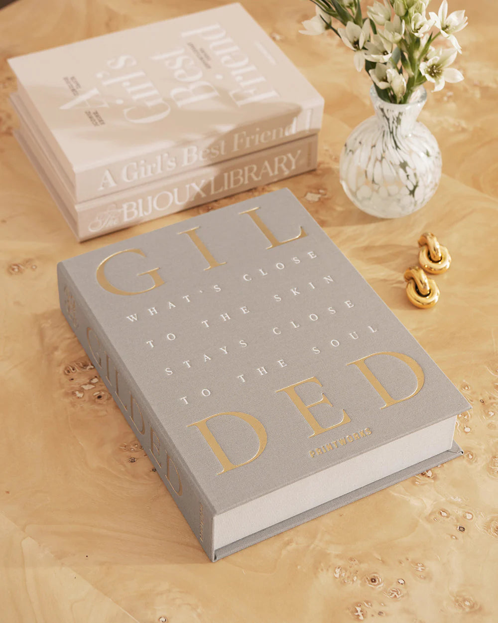Gilded jewelry box with taupe linen cover, gold lettering and velvet-lined compartments for elegant jewellery storage